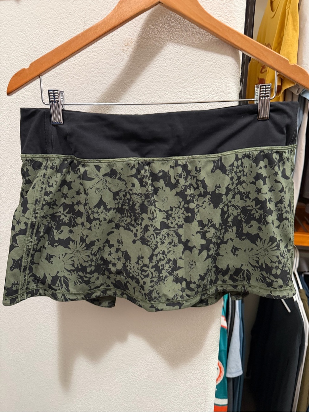 lululemon athletica Black and Olive Green Floral Skort